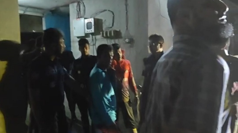 চাঁপাইনবাবগঞ্জে ব্যাটারি পুড়িয়ে সীসা তৈরীর অবৈধ কারখানায় অভিযান,৮ জনকে বিভিন্ন মেয়াদে দন্ড 